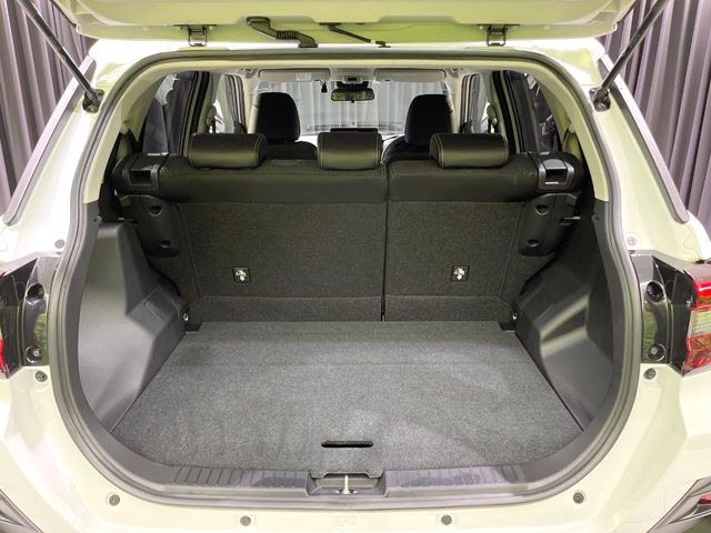 ���i�̂���������ʋ΁A���}���ɏ\���ȉ׎��X�y�[�X���m�ۂ��Ă���܂��B�Z�J���h�V�[�g��|���ƁA�傫�ȉו��̐ύڂ��\�ł���