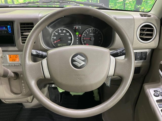 �C���e���A�ɍ��킹���f�U�C���̃X�e�A�����O�́A�^�]�������̂��Ƃ��l���A�^�]���₷���`��A�傫���ł��B�����x�A���ۂɐG���Ă��m���߂��������B