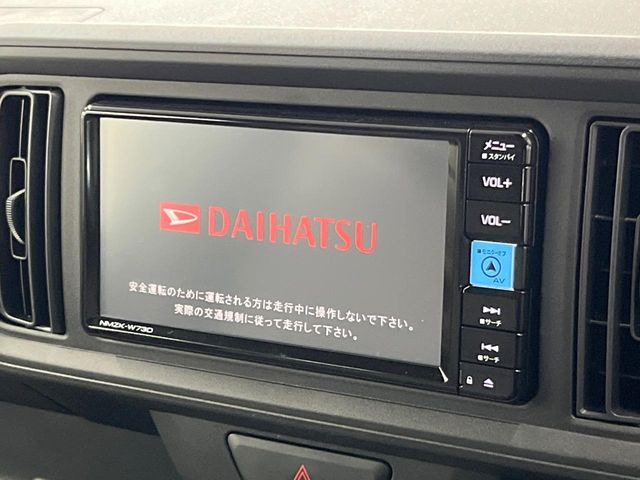 �y�����i�r�z�l�C�̏����i�r�𑕔����Ă���܂��B�i�r�̎g���₷���͂������A�I�[�f�B�I�@�\���[��!�L�����v�◷�s�͂������A�ʋ΂┃�����ȂǕ��i�̃h���C�u���y�����Ȃ�͂���