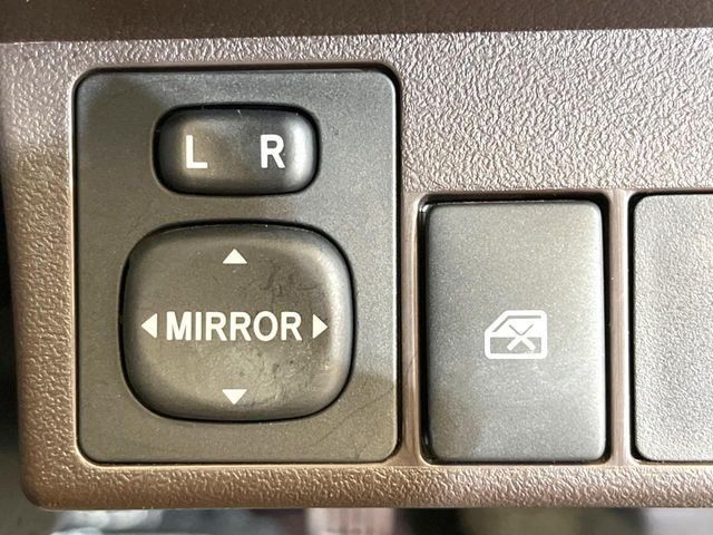 �y�d���i�[�~���[�z�T�C�h�~���[�͓d���i�[���ƂȂ��Ă���A�������ԏ�ł��L�Y�������X�N��}�����܂��B