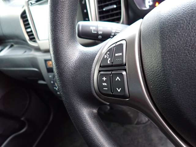 ���X�e�A�����O�X�C�b�`!�X�e�A�����O���������܂܃I�[�f�B�I�@���^�]�A�V�X�g�@�\�𑀍�o���܂���