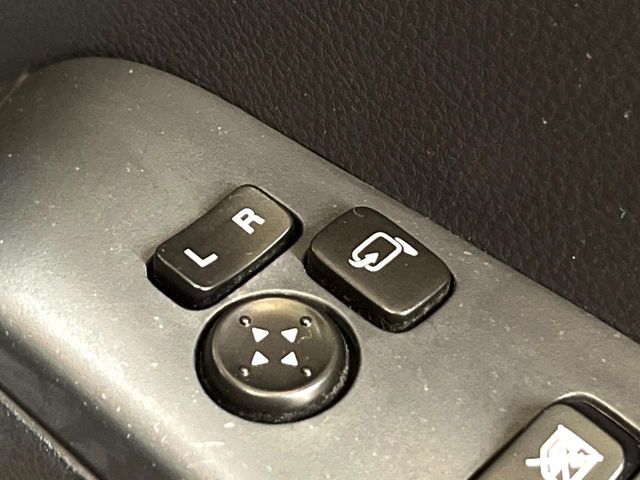 �y�d���i�[�~���[�z�T�C�h�~���[�͓d���i�[���ƂȂ��Ă���A�������ԏ�ł��L�Y�������X�N��}�����܂��B