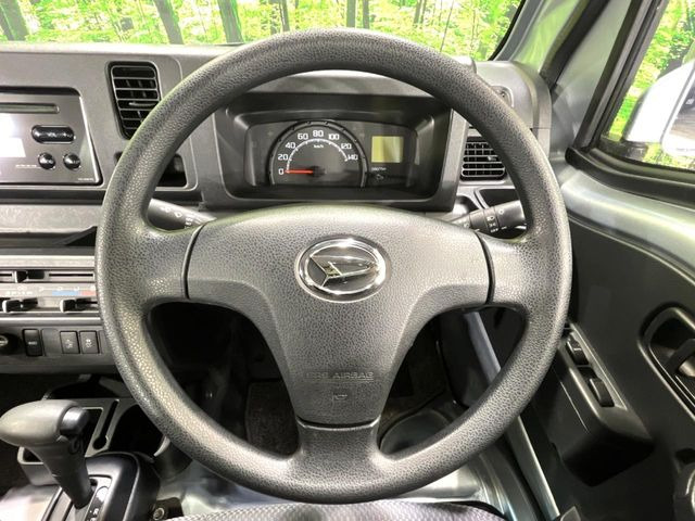 �C���e���A�ɍ��킹���f�U�C���̃X�e�A�����O�́A�^�]�������̂��Ƃ��l���A�^�]���₷���`��A�傫���ł��B�����x�A���ۂɐG���Ă��m���߂��������B