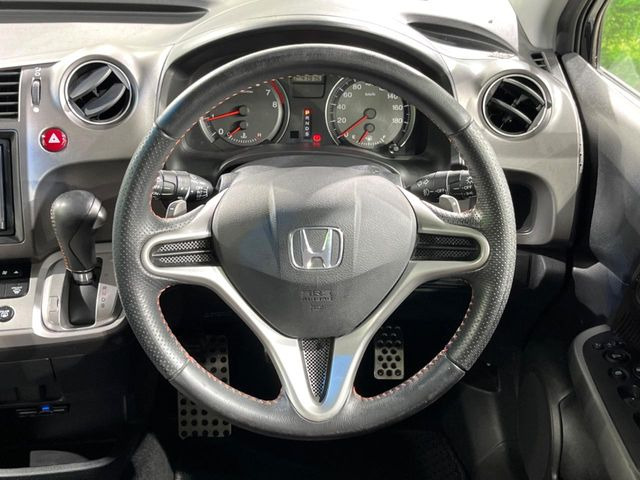 �C���e���A�ɍ��킹���f�U�C���̃X�e�A�����O�́A�^�]�������̂��Ƃ��l���A�^�]���₷���`��A�傫���ł��B�����x�A���ۂɐG���Ă��m���߂��������B