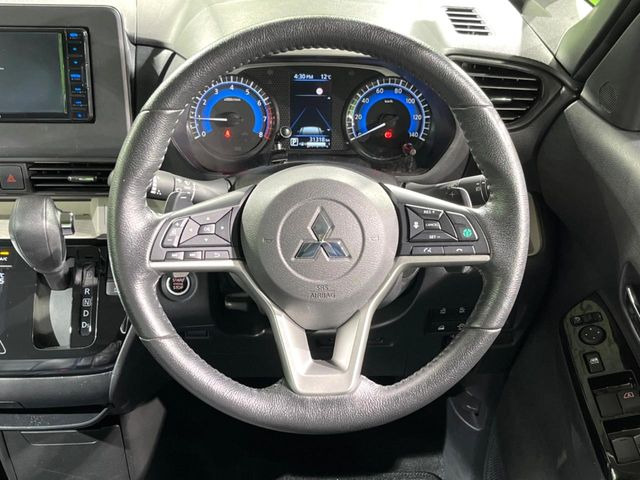 �C���e���A�ɍ��킹���f�U�C���̃X�e�A�����O�́A�^�]�������̂��Ƃ��l���A�^�]���₷���`��A�傫���ł��B�����x�A���ۂɐG���Ă��m���߂��������B