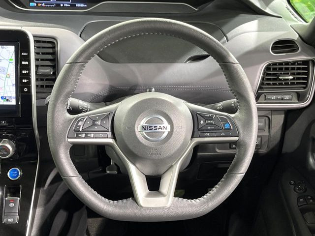 �C���e���A�ɍ��킹���f�U�C���̃X�e�A�����O�́A�^�]�������̂��Ƃ��l���A�^�]���₷���`��A�傫���ł��B�����x�A���ۂɐG���Ă��m���߂��������B