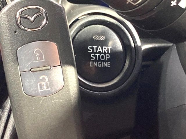 【アドバンストキー】カバンやポケットに入れたままでもドアの施錠・解錠が可能なスマートキーを装備。エンジンのオン・オフ時もカギを取り出す必要が無いからとっても便利です♪