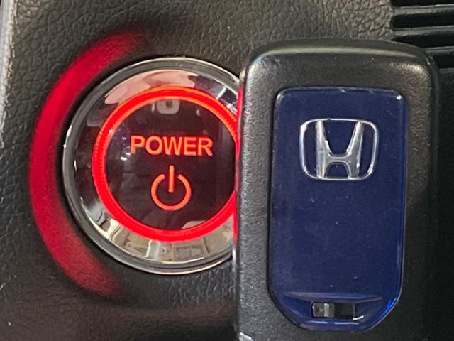 �yHonda�X�}�[�g�L�[�z�J�o����|�P�b�g�ɓ��ꂽ�܂܂ł��h�A�̎{���E�������\�ȃX�}�[�g�L�[�𑕔��B�G���W���̃I���E�I�t�����J�M�����o���K�v����������Ƃ��Ă��֗��ł���