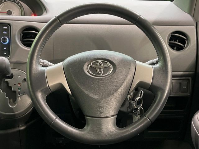 �C���e���A�ɍ��킹���f�U�C���̃X�e�A�����O�́A�^�]�������̂��Ƃ��l���A�^�]���₷���`��A�傫���ł��B�����x�A���ۂɐG���Ă��m���߂��������B