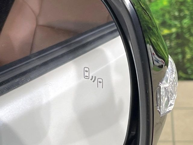 【ブラインドスポットモニター】走行中、ドアミラーの死角になりやすい箇所に後続車が接近するとサイドミラーのレンズに警告を表示!ドライバーに注意喚起をしてくれます。