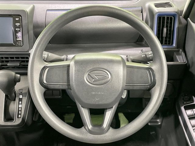 �C���e���A�ɍ��킹���f�U�C���̃X�e�A�����O�́A�^�]�������̂��Ƃ��l���A�^�]���₷���`��A�傫���ł��B�����x�A���ۂɐG���Ă��m���߂��������B