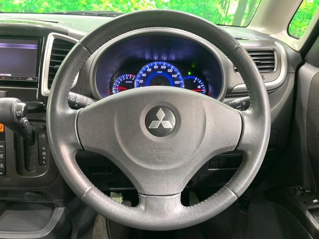 �C���e���A�ɍ��킹���f�U�C���̃X�e�A�����O�́A�^�]�������̂��Ƃ��l���A�^�]���₷���`��A�傫���ł��B�����x�A���ۂɐG���Ă��m���߂��������B