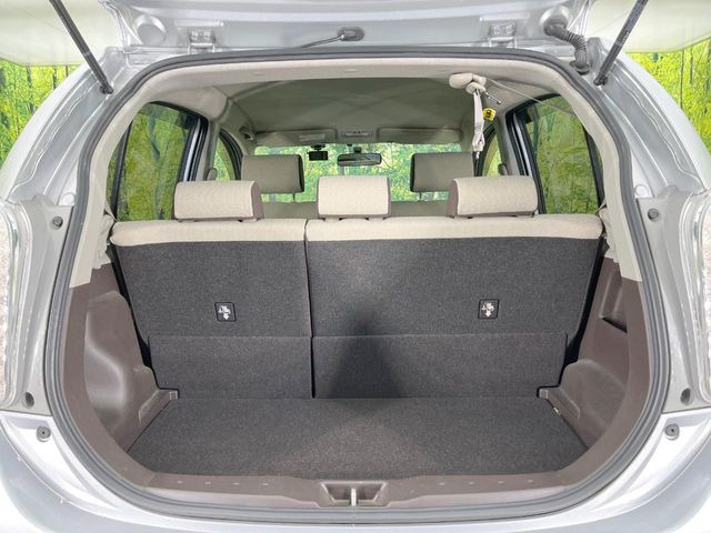 ���i�̂���������ʋ΁A���}���ɏ\���ȉ׎��X�y�[�X���m�ۂ��Ă���܂��B�Z�J���h�V�[�g��|���ƁA�傫�ȉו��̐ύڂ��\�ł���