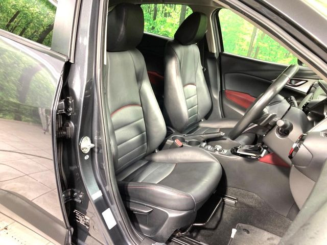 【合皮レザーシート】汚れのふき取りが容易でメンテナンスもが簡単な、機能性に優れる合成皮革を採用した上質なシートです。座り心地もよく、高級感あふれる心地良い車内空間を演出してくれます。