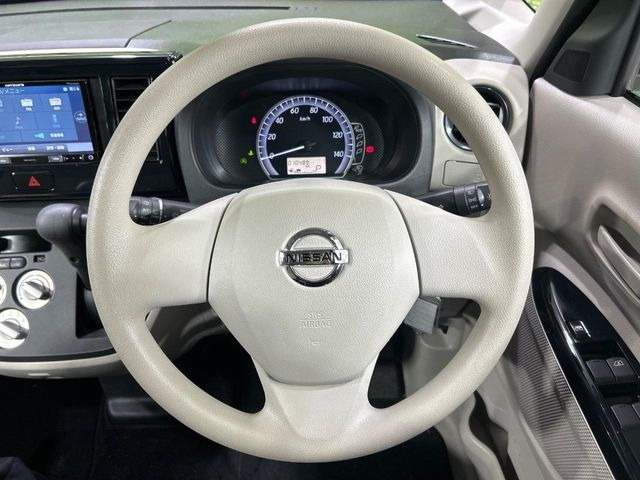 �C���e���A�ɍ��킹���f�U�C���̃X�e�A�����O�́A�^�]�������̂��Ƃ��l���A�^�]���₷���`��A�傫���ł��B�����x�A���ۂɐG���Ă��m���߂��������B