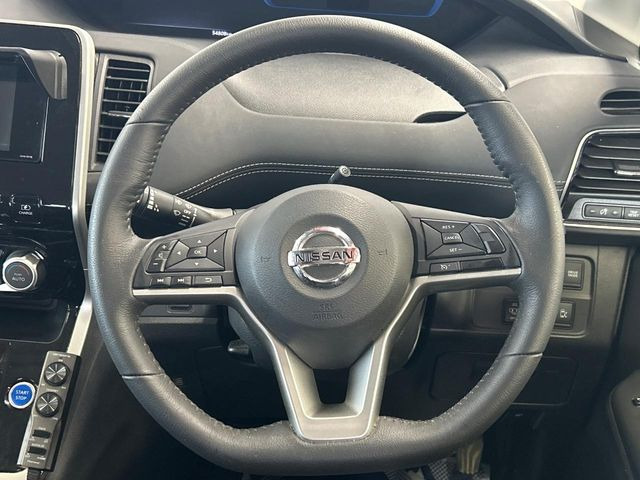 �C���e���A�ɍ��킹���f�U�C���̃X�e�A�����O�́A�^�]�������̂��Ƃ��l���A�^�]���₷���`��A�傫���ł��B�����x�A���ۂɐG���Ă��m���߂��������B