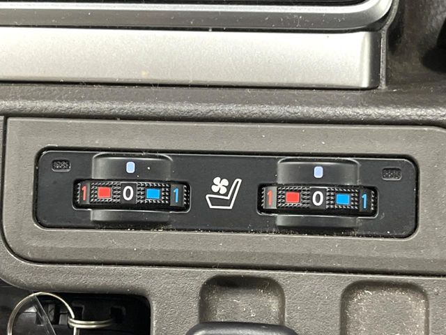 【シートベンチレーション】夏場は涼しい風でお尻や背中の熱やムレを防ぎ、冬はエアコンよりも早く温まってポカポカに!季節を問わず快適に過ごせます。