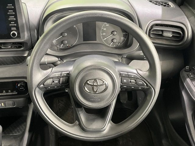 �C���e���A�ɍ��킹���f�U�C���̃X�e�A�����O�́A�^�]�������̂��Ƃ��l���A�^�]���₷���`��A�傫���ł��B�����x�A���ۂɐG���Ă��m���߂��������B