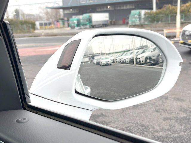 ���u���C���h�A�V�X�g�Z���T�[:���p����̎Ԃ����m���A�h���C�o�[���Ԑ��ύX���s���ۂɁA�x�����Ƌ��ɒ��ӂ𑣂��Ă������S�x���@�\�ł�!