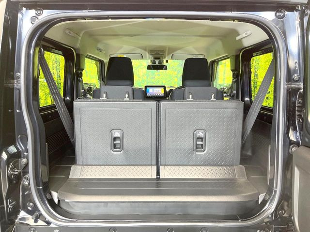 ���i�̂���������ʋ΁A���}���ɏ\���ȉ׎��X�y�[�X���m�ۂ��Ă���܂��B�Z�J���h�V�[�g��|���ƁA�傫�ȉו��̐ύڂ��\�ł���