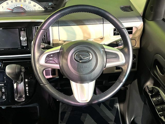 �C���e���A�ɍ��킹���f�U�C���̃X�e�A�����O�́A�^�]�������̂��Ƃ��l���A�^�]���₷���`��A�傫���ł��B�����x�A���ۂɐG���Ă��m���߂��������B