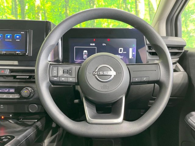 �C���e���A�ɍ��킹���f�U�C���̃X�e�A�����O�́A�^�]�������̂��Ƃ��l���A�^�]���₷���`��A�傫���ł��B�����x�A���ۂɐG���Ă��m���߂��������B