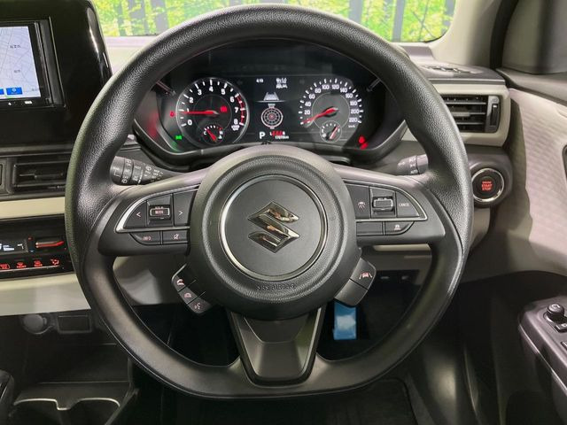 �C���e���A�ɍ��킹���f�U�C���̃X�e�A�����O�́A�^�]�������̂��Ƃ��l���A�^�]���₷���`��A�傫���ł��B�����x�A���ۂɐG���Ă��m���߂��������B