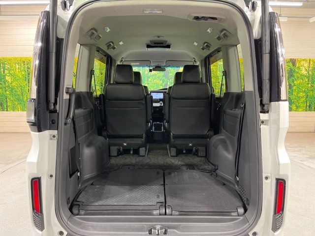 ���i�̂���������ʋ΁A���}���ɏ\���ȉ׎��X�y�[�X���m�ۂ��Ă���܂��B�Z�J���h�V�[�g��|���ƁA�傫�ȉו��̐ύڂ��\�ł���