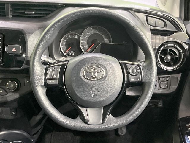 �C���e���A�ɍ��킹���f�U�C���̃X�e�A�����O�́A�^�]�������̂��Ƃ��l���A�^�]���₷���`��A�傫���ł��B�����x�A���ۂɐG���Ă��m���߂��������B