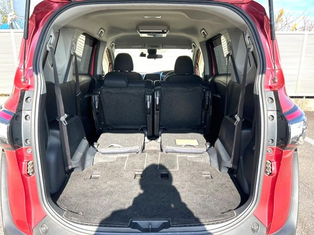 ���i�̂���������ʋ΁A���}���ɏ\���ȉ׎��X�y�[�X���m�ۂ��Ă���܂��B�Z�J���h�V�[�g��|���ƁA�傫�ȉו��̐ύڂ��\�ł���