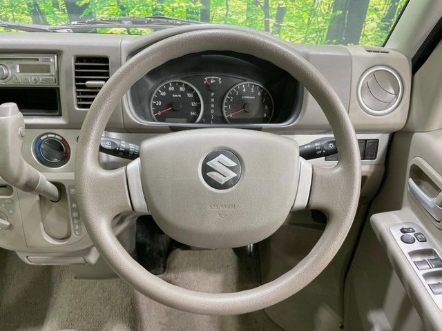 �C���e���A�ɍ��킹���f�U�C���̃X�e�A�����O�́A�^�]�������̂��Ƃ��l���A�^�]���₷���`��A�傫���ł��B�����x�A���ۂɐG���Ă��m���߂��������B