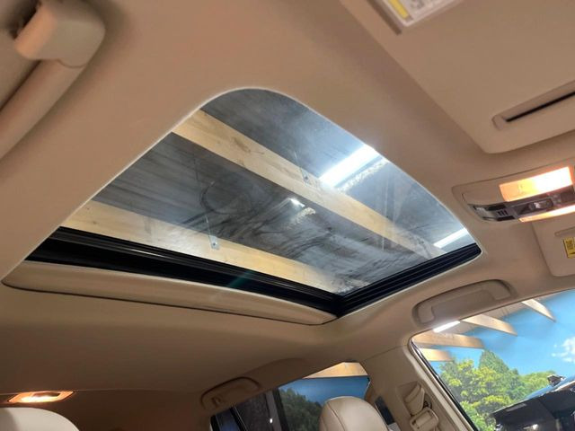 【サンルーフ】開放感たっぷりの希少装備、サンルーフが装着されています!車内に明かりを取り入れたり景色を楽しむ以外にも、車内の空気も簡単に換気できて快適です!
