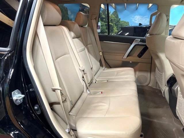 広々とした2列目シートは居住性が高く、居心地も快適!友達や家族とのお出かけにぴったりです。ベビーシートやチャイルドシート使用時も快適にお過ごしいただける十分な空間を確保しています。