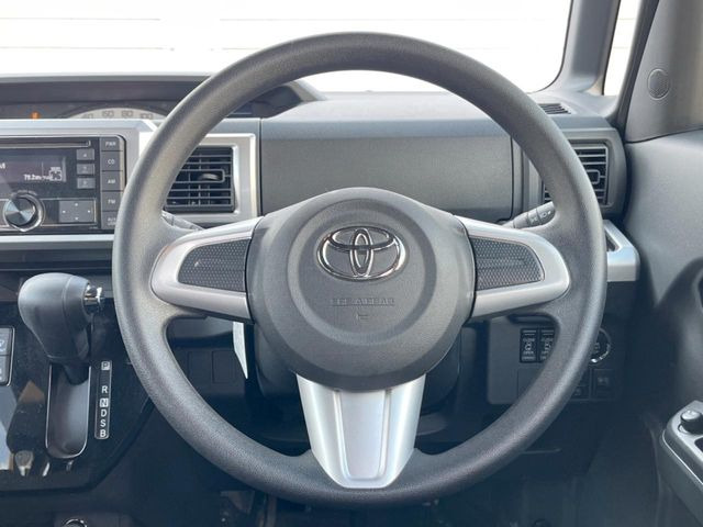 �C���e���A�ɍ��킹���f�U�C���̃X�e�A�����O�́A�^�]�������̂��Ƃ��l���A�^�]���₷���`��A�傫���ł��B�����x�A���ۂɐG���Ă��m���߂��������B