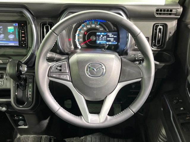 �C���e���A�ɍ��킹���f�U�C���̃X�e�A�����O�́A�^�]�������̂��Ƃ��l���A�^�]���₷���`��A�傫���ł��B�����x�A���ۂɐG���Ă��m���߂��������B