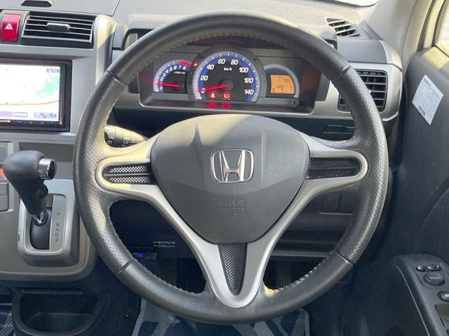 �y�����v�����X�e�A�����O�z�㎿�Ȋv���g�p���邱�ƂŁA��ɂ����������݂ƂĂ��^�]���₷���n���h���ł���