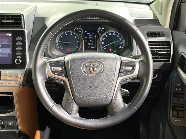 インテリアに合わせたデザインのステアリングは、運転される方のことも考え、運転しやすい形状、大きさです。是非一度、実際に触ってお確かめください。