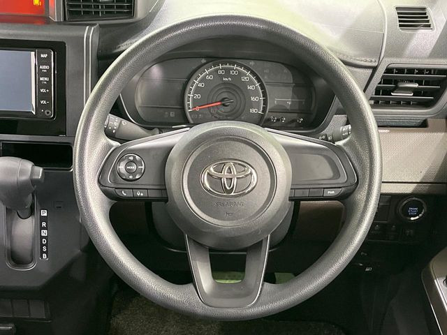 �C���e���A�ɍ��킹���f�U�C���̃X�e�A�����O�́A�^�]�������̂��Ƃ��l���A�^�]���₷���`��A�傫���ł��B�����x�A���ۂɐG���Ă��m���߂��������B