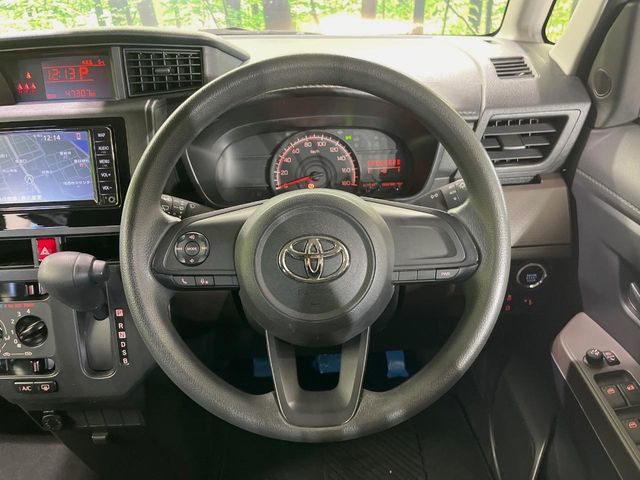 �C���e���A�ɍ��킹���f�U�C���̃X�e�A�����O�́A�^�]�������̂��Ƃ��l���A�^�]���₷���`��A�傫���ł��B�����x�A���ۂɐG���Ă��m���߂��������B