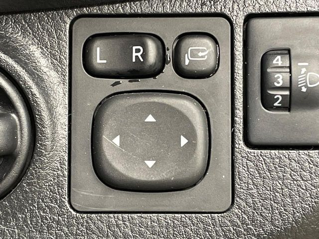 �y�d���i�[�~���[�z�T�C�h�~���[�͓d���i�[���ƂȂ��Ă���A�������ԏ�ł��L�Y�������X�N��}�����܂��B