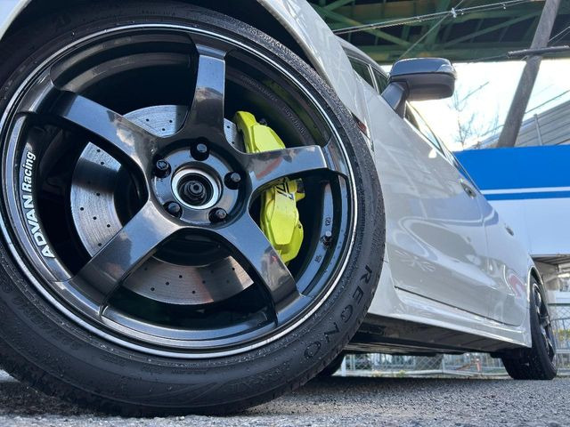 �y18�C���`�A���~�z�C�[���z�O�ςɃ}�b�`�����A���~�z�C�[���𑕒����Ă���܂��B�e��A���~�z�C�[����A�X�^�b�h���X�^�C�����戵�����Ă���܂��B���񂲑��k����������