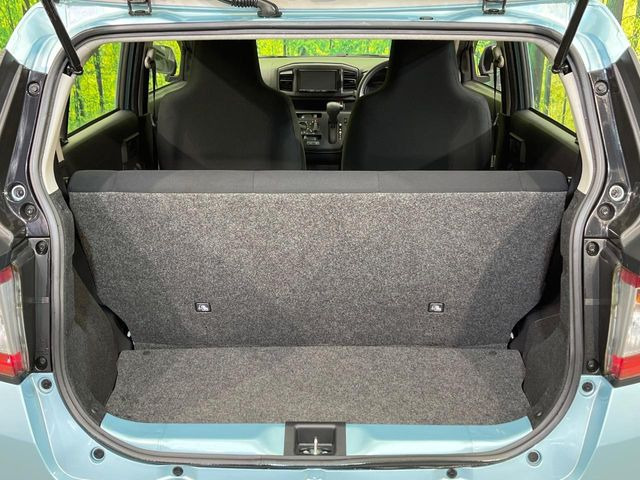 ���i�̂���������ʋ΁A���}���ɏ\���ȉ׎��X�y�[�X���m�ۂ��Ă���܂��B�Z�J���h�V�[�g��|���ƁA�傫�ȉו��̐ύڂ��\�ł���