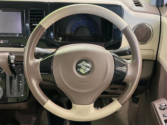 �y�����v�����X�e�A�����O�z�㎿�Ȋv���g�p���邱�ƂŁA��ɂ����������݂ƂĂ��^�]���₷���n���h���ł���