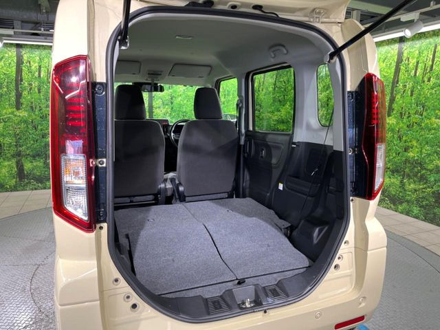 ���i�̂���������ʋ΁A���}���ɏ\���ȉ׎��X�y�[�X���m�ۂ��Ă���܂��B�Z�J���h�V�[�g��|���ƁA�傫�ȉו��̐ύڂ��\�ł���