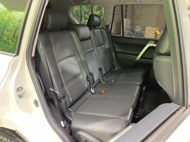 後部座席も気になるようなキズ・汚れやへたり等、大きなダメージはなく、良好な状態です。