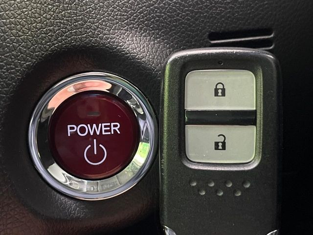 �yHonda�X�}�[�g�L�[�z�J�o����|�P�b�g�ɓ��ꂽ�܂܂ł��h�A�̎{���E�������\�ȃX�}�[�g�L�[�𑕔��B�G���W���̃I���E�I�t�����J�M�����o���K�v����������Ƃ��Ă��֗��ł���