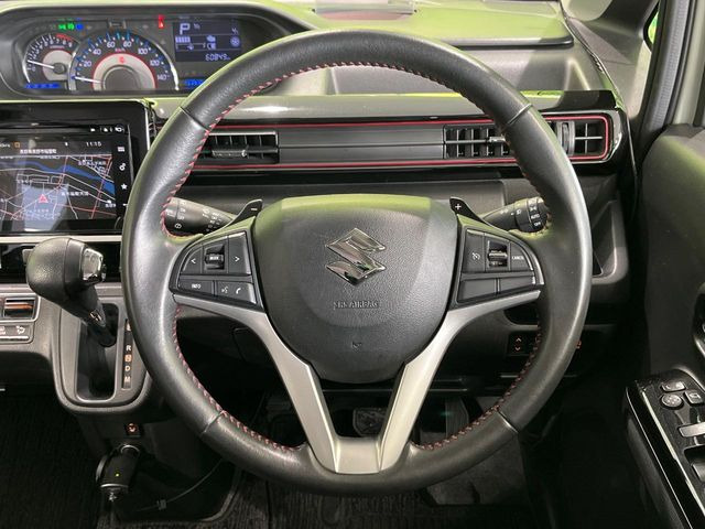 �C���e���A�ɍ��킹���f�U�C���̃X�e�A�����O�́A�^�]�������̂��Ƃ��l���A�^�]���₷���`��A�傫���ł��B�����x�A���ۂɐG���Ă��m���߂��������B