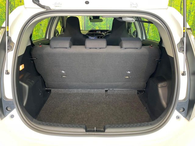 ���i�̂���������ʋ΁A���}���ɏ\���ȉ׎��X�y�[�X���m�ۂ��Ă���܂��B�Z�J���h�V�[�g��|���ƁA�傫�ȉו��̐ύڂ��\�ł���