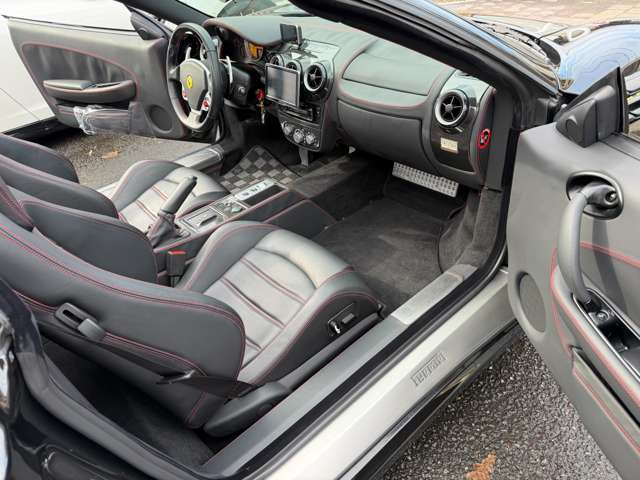 フェラーリロゴ入りアルミスカッフプレート。