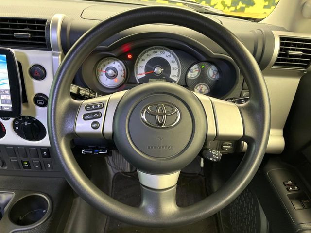 �C���e���A�ɍ��킹���f�U�C���̃X�e�A�����O�́A�^�]�������̂��Ƃ��l���A�^�]���₷���`��A�傫���ł��B�����x�A���ۂɐG���Ă��m���߂��������B